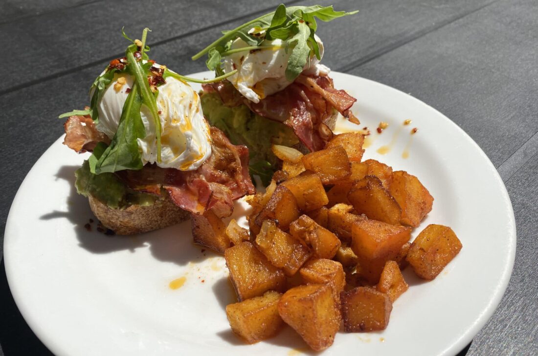 Ein Teller Essen beim besten Brunch der Welt in Prag