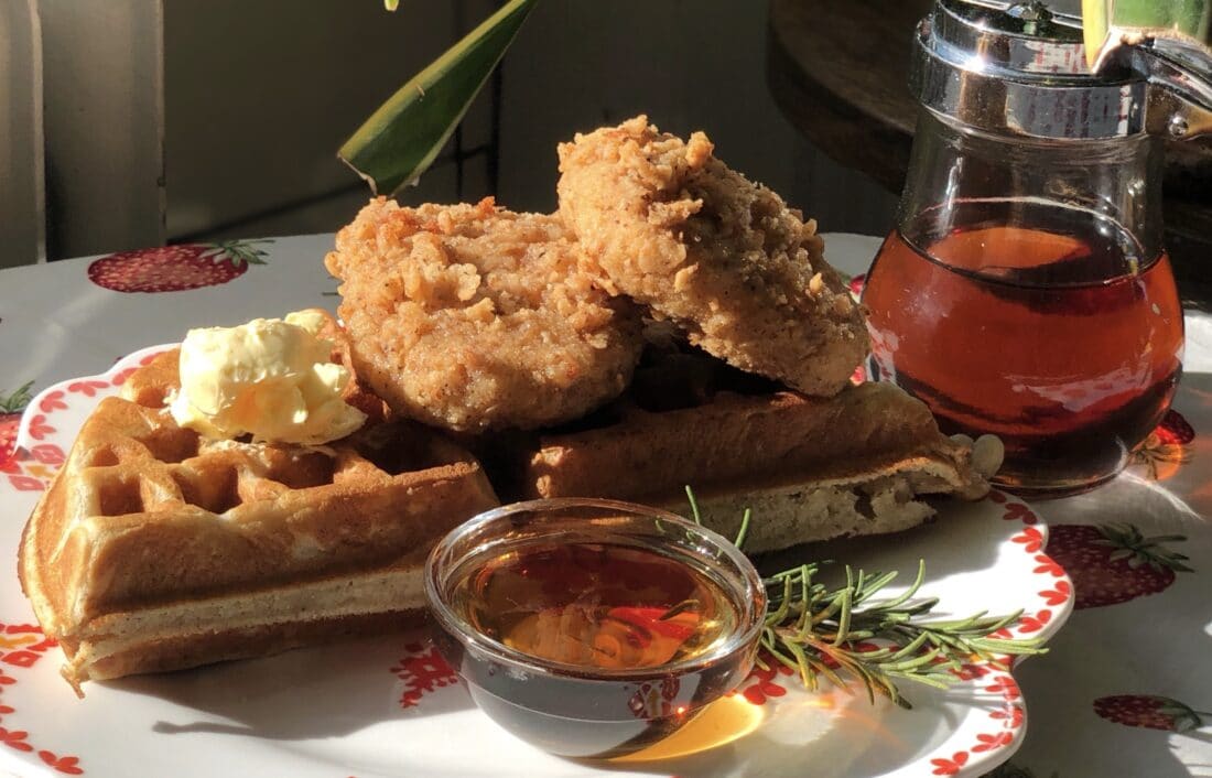 Ein Teller Hühnchen und Waffeln in der Taverne Best Brunch Prag